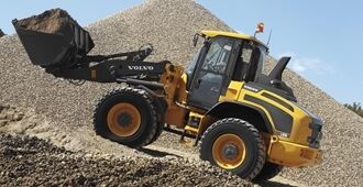 Side profile of the Volvo L50H highlighting the optimized driveline to tackle every terrain.