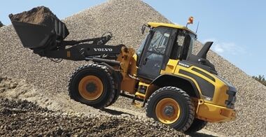 Side profile of the Volvo L50H highlighting the optimized driveline to tackle every terrain.