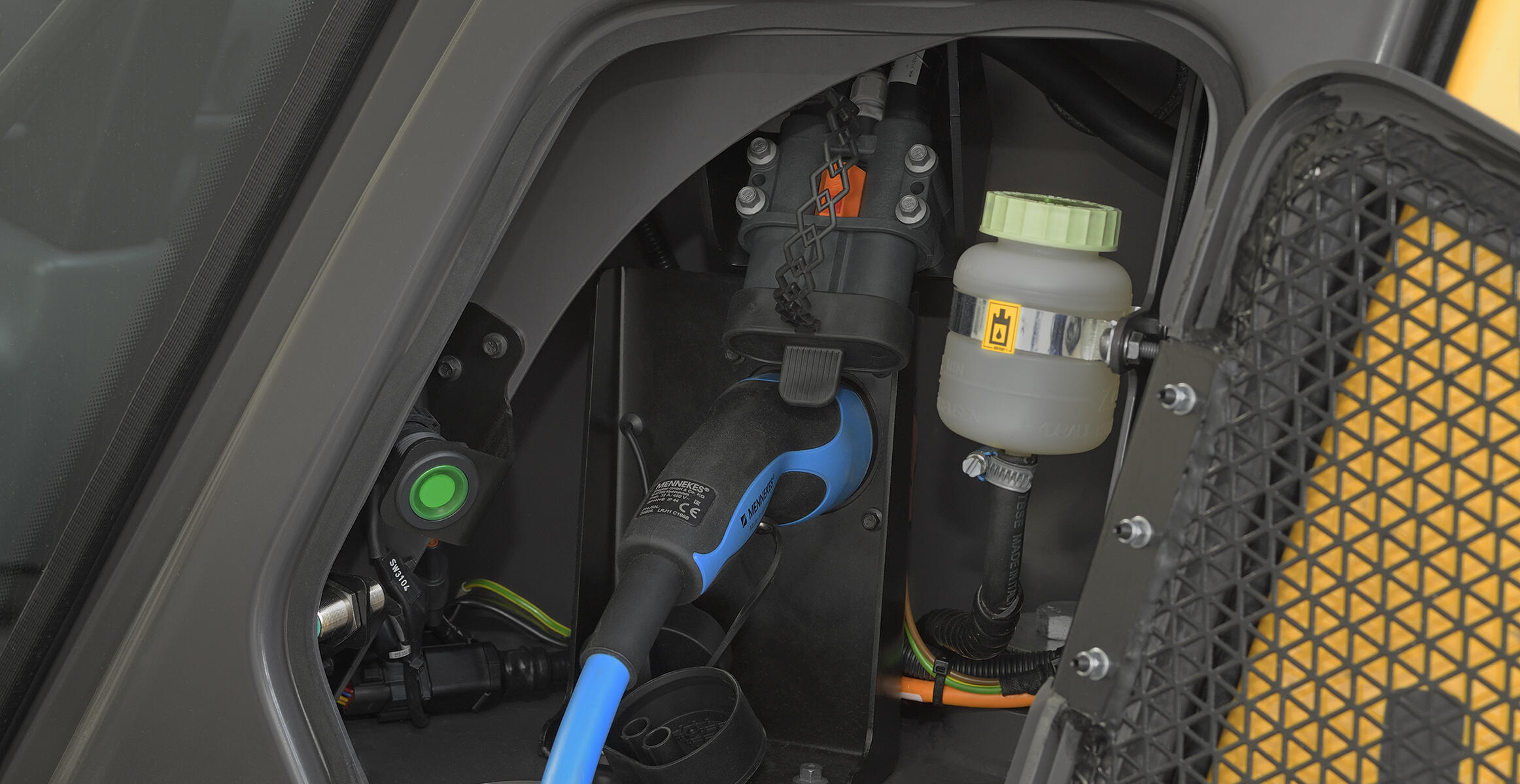 volvo-feature-compact-wheel-loader-l25-how-to-charge-charge-anywhere-2324x1200