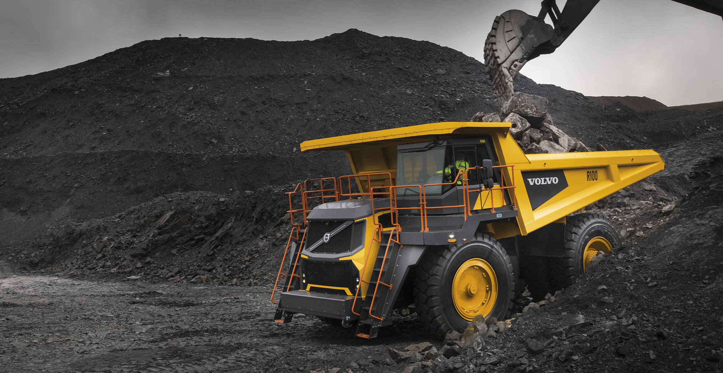 R100 dumper, der viser tonnagemåling i realtid, når den er fuldt lastet.