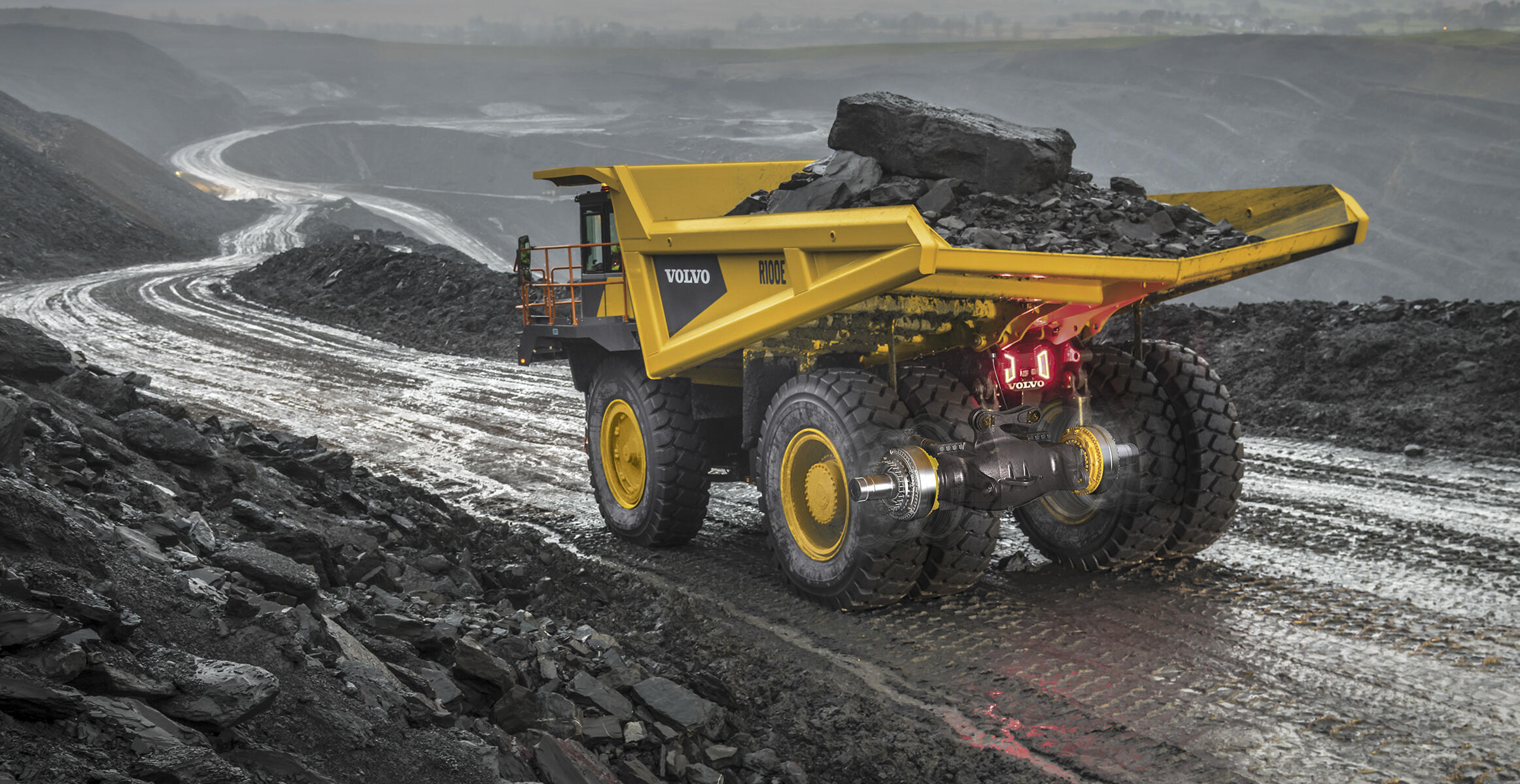 Caminhão rígido R100 com retardador automático que garante rotação segura e controlada do motor em descidas íngremes.