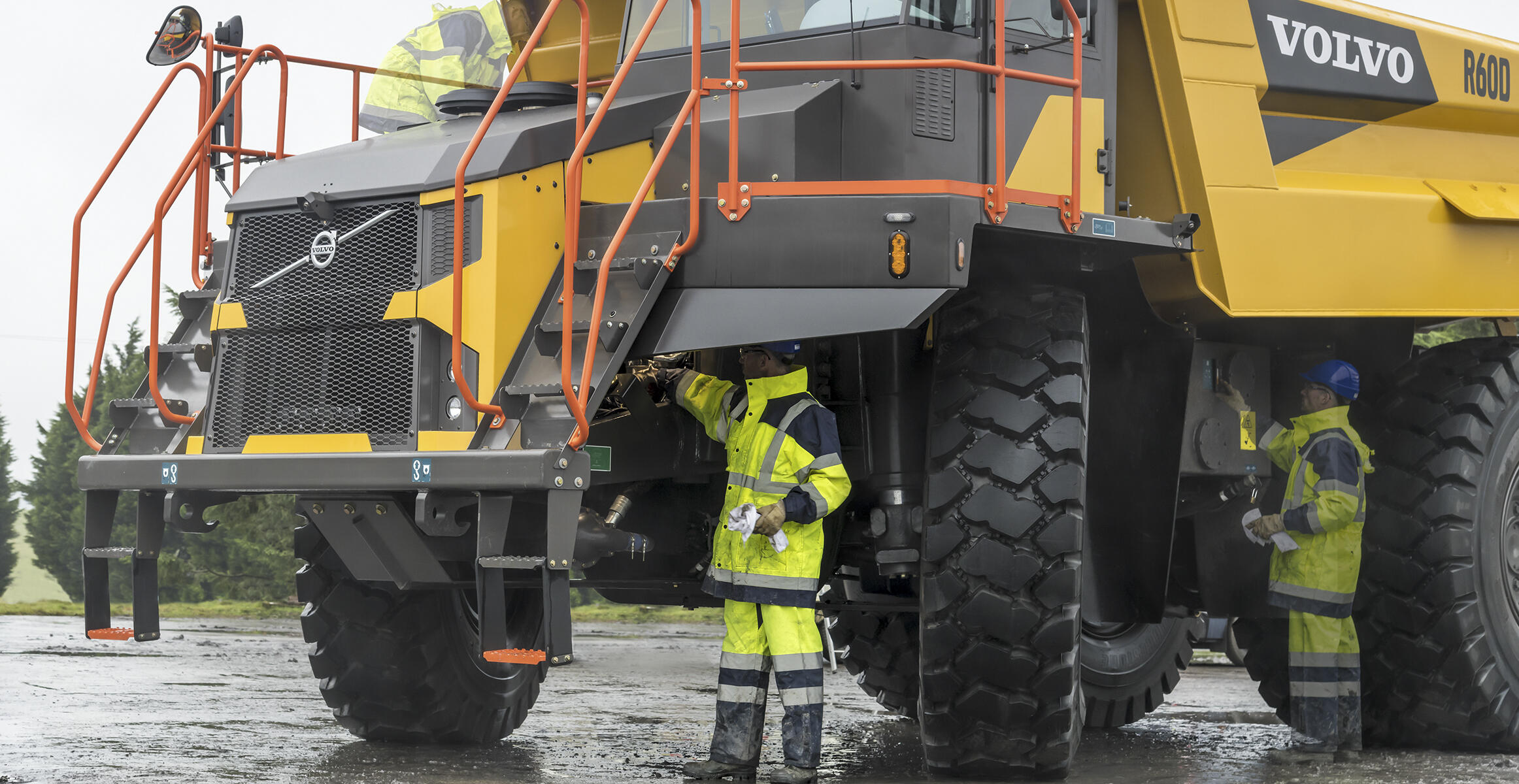 volvo-features-rigid-hauler-r45d-t3-r60d-t3-r70d-t2-total-access-safe-from-the-inside-out-2324x1200