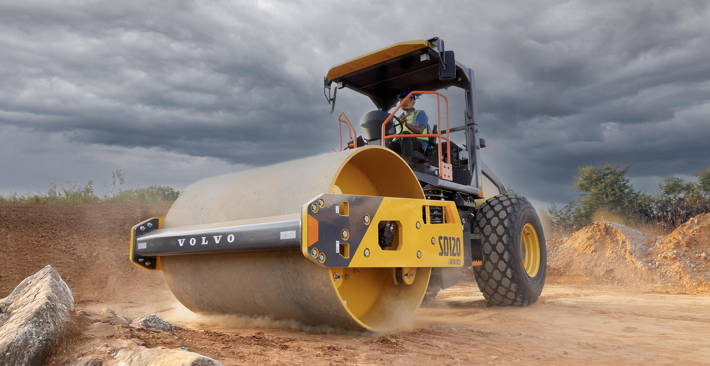 Front view of Volvo SD120 soil compactor using vibrations to compact better the soil.