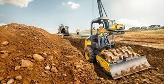 Front view of a SD45B soil compactor with blade and footpad options
