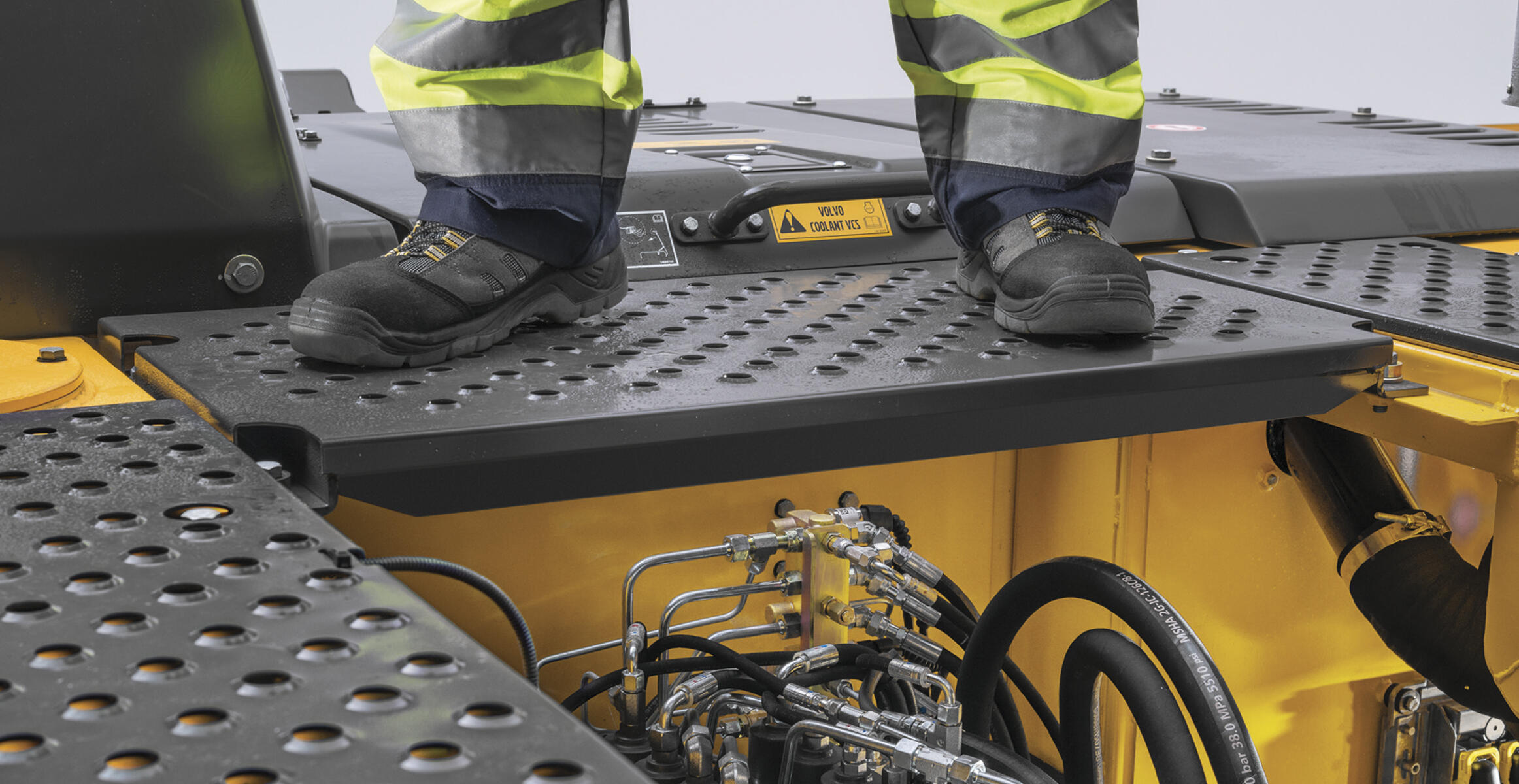 volvo-feature-wheeled-excavator-ew140-e-pro-kr-footrest-quality-2324x1200