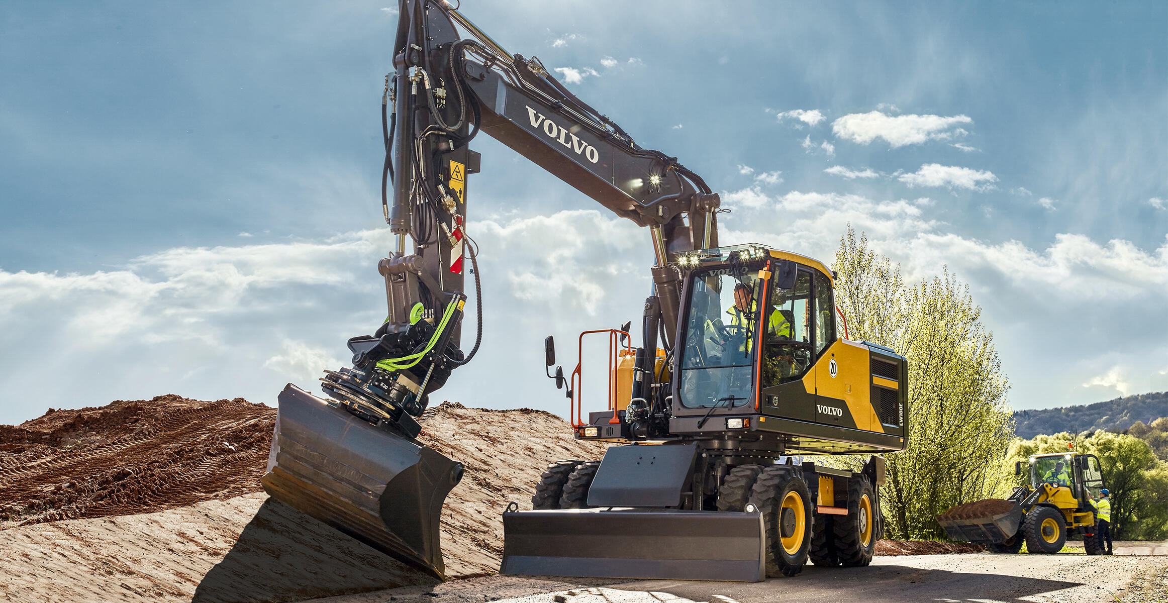 volvo-benefits-wheeled-excavator-ew180e-t4f-ew220e-t4f-steelwrist-tiltrotator-2324x1200