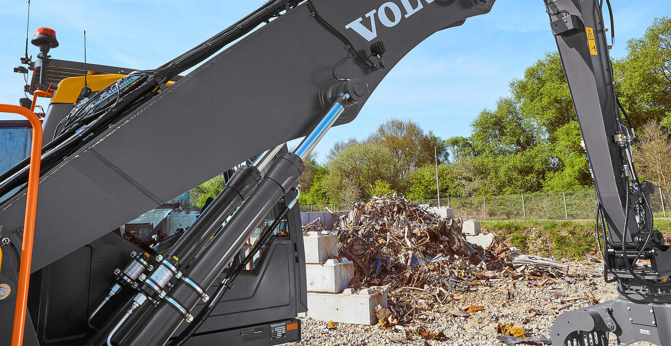 volvo-features-wheeled-excavator-ew200-e-mh-t4f-sv-proven-volvo-quality-operators-choice-2324x1200