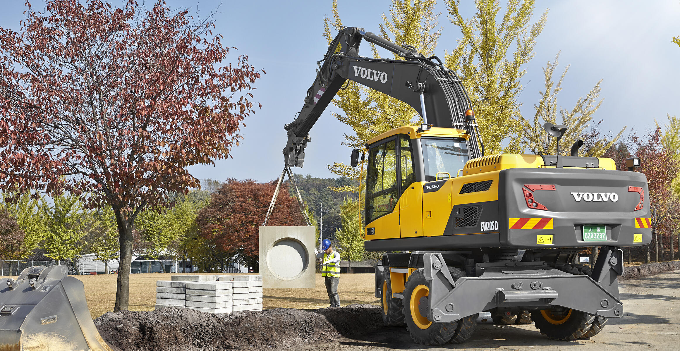 volvo-benefits-wheeled-excavator-ew205d-t3-stable-undercarriage-2324x1200