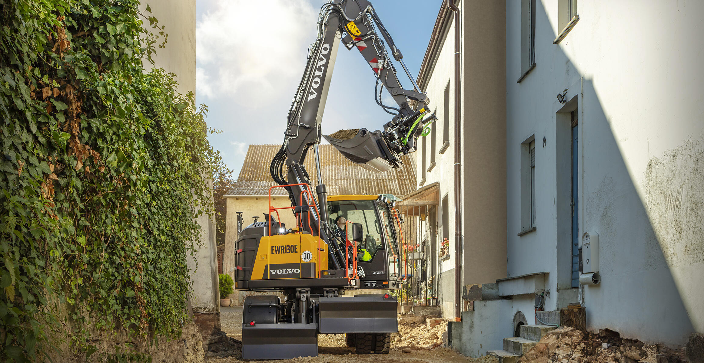 volvo-benefits-wheeled-excavator-ewr130-e-t4f-sv-the-compact-choice-2324x1200