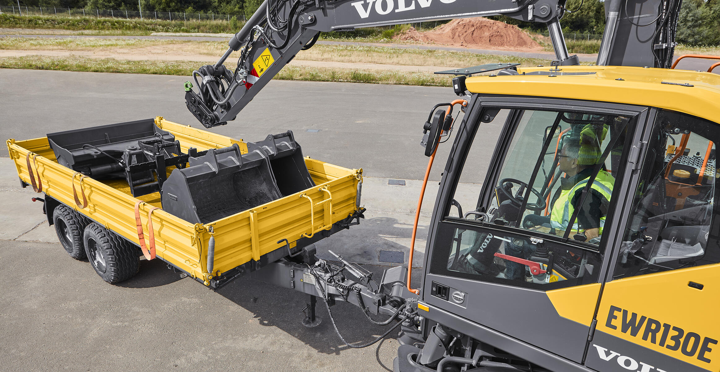 volvo-feature-wheeled-excavator-ewr130-e-t4f-sv-match-and-attach-simple-to-service-2324x1200
