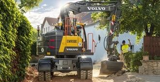 volvo-show-wheeled-excavator-ewr130-e-t4f-sv-2324x1200