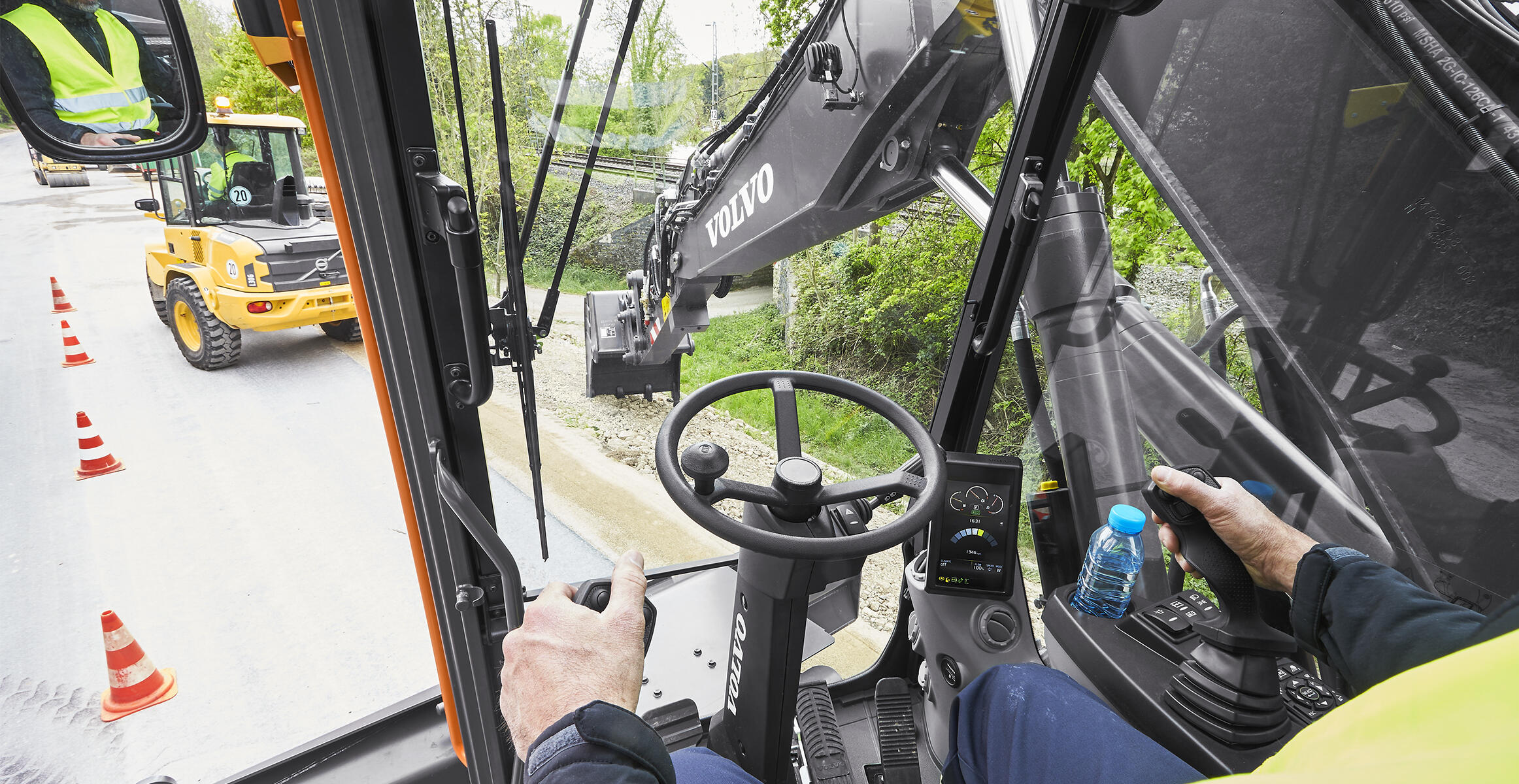 volvo-features-wheeled-excavator-ewr170e-t4f-controllability-short-swing-performance-2324x1200