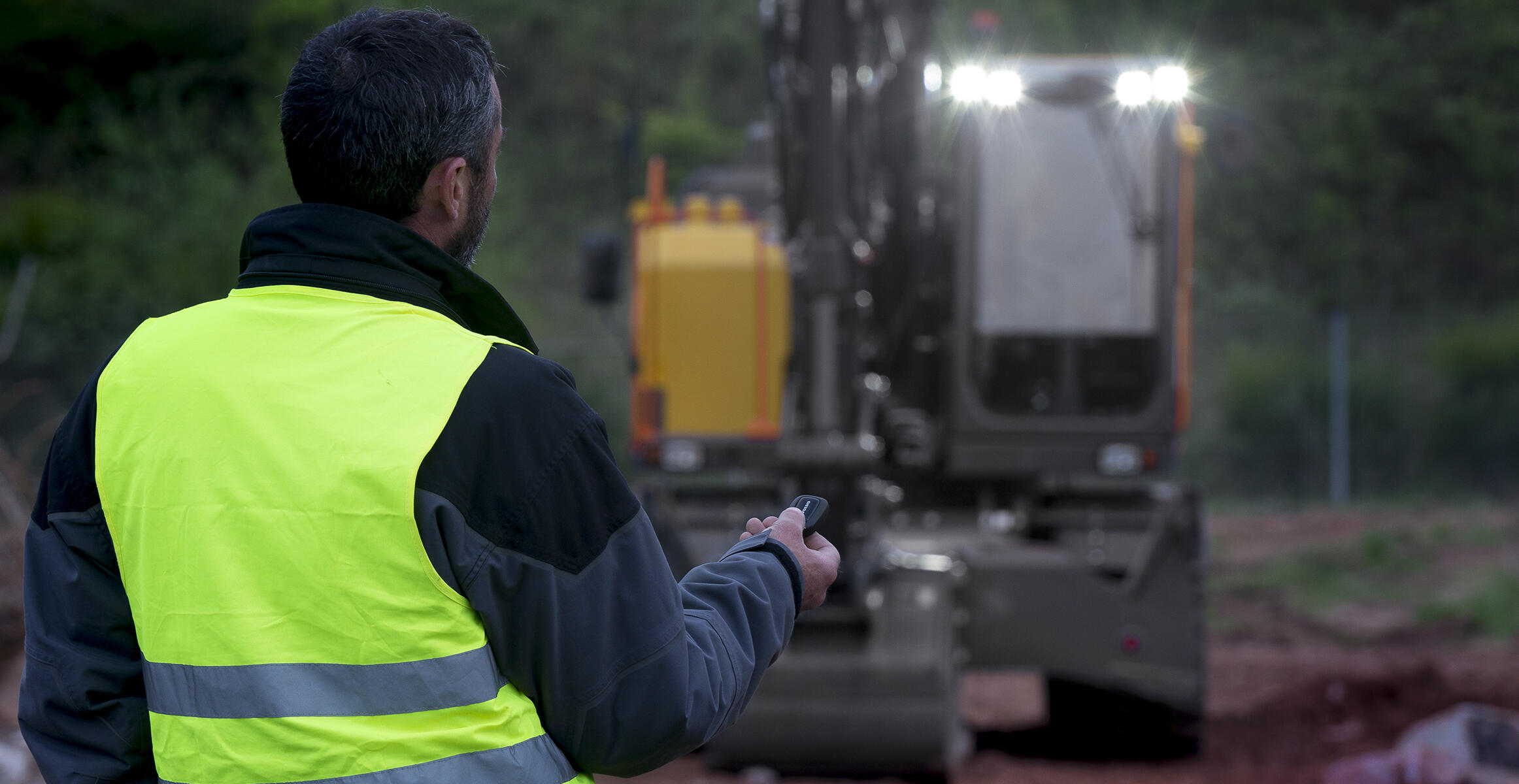 volvo-features-wheeled-excavator-ewr170e-t4f-safer-from-the-inside-and-out-built-in-partnership-2324x1200