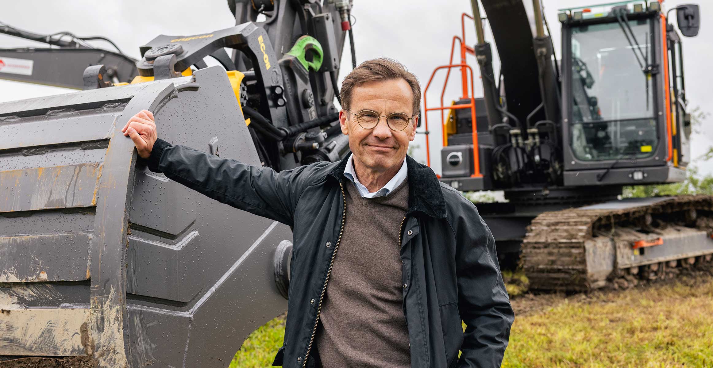 Sweden’s prime minister Ulf Kristersson in front of the EC230 Electric – one of the excavator models that will be assembled in the new factory in Eskilstuna. 