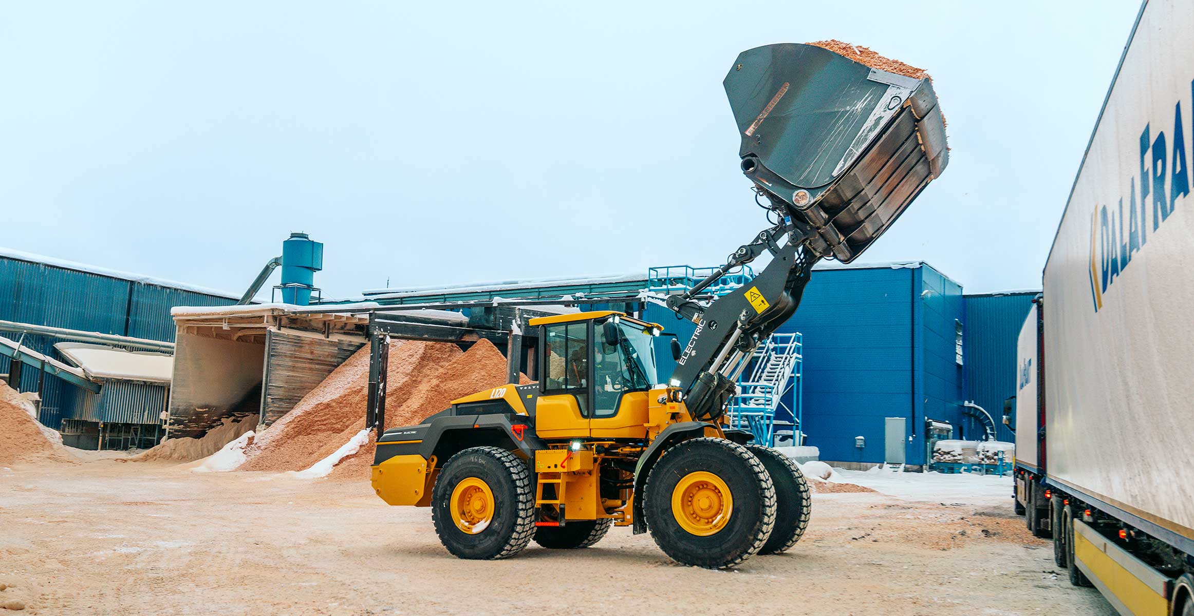 Fiskarheden Trävaru AB generates large volumes of wood chips and sawdust, which are collected by trucks around the clock.