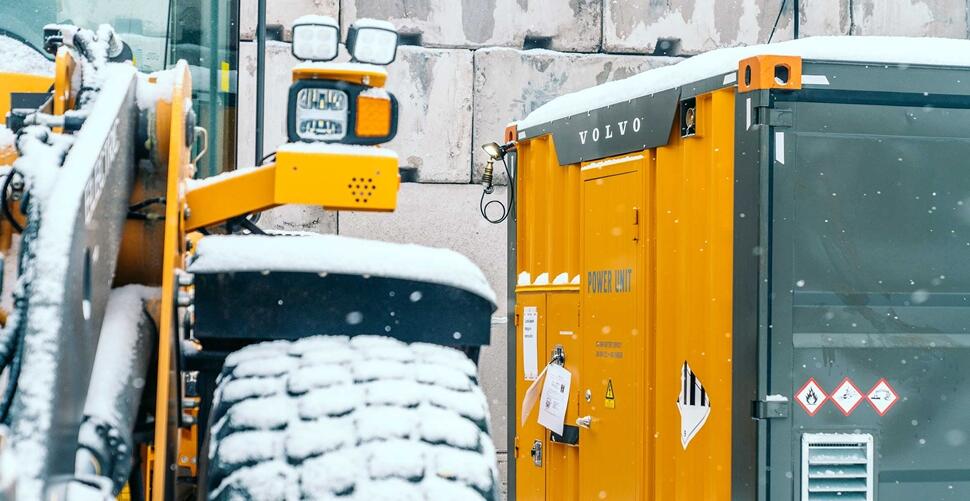 When the charge level drops below 50%, the Volvo PU500 energy storage unit is connected.