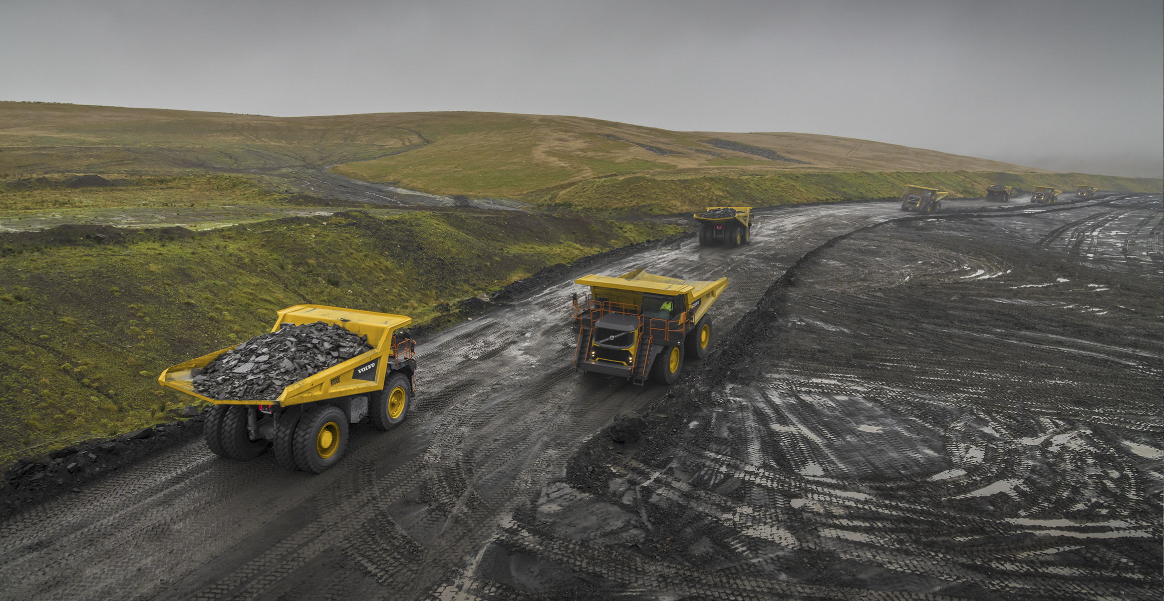 volvo-features-rigid-hauler-r100e-t2-move-more-faster-fully-loaded