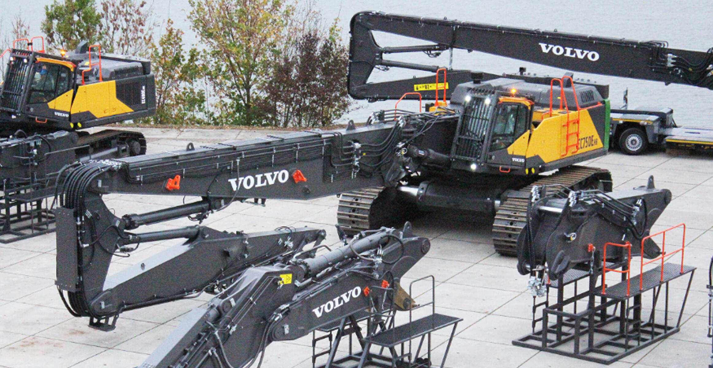 The first Volvo EC750E HR demolition excavator together with its boom sets