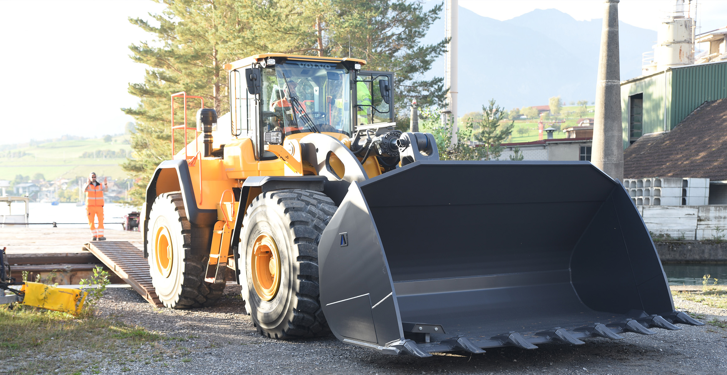 Custom-made loading and unloading of the L260H at AG Balmholz