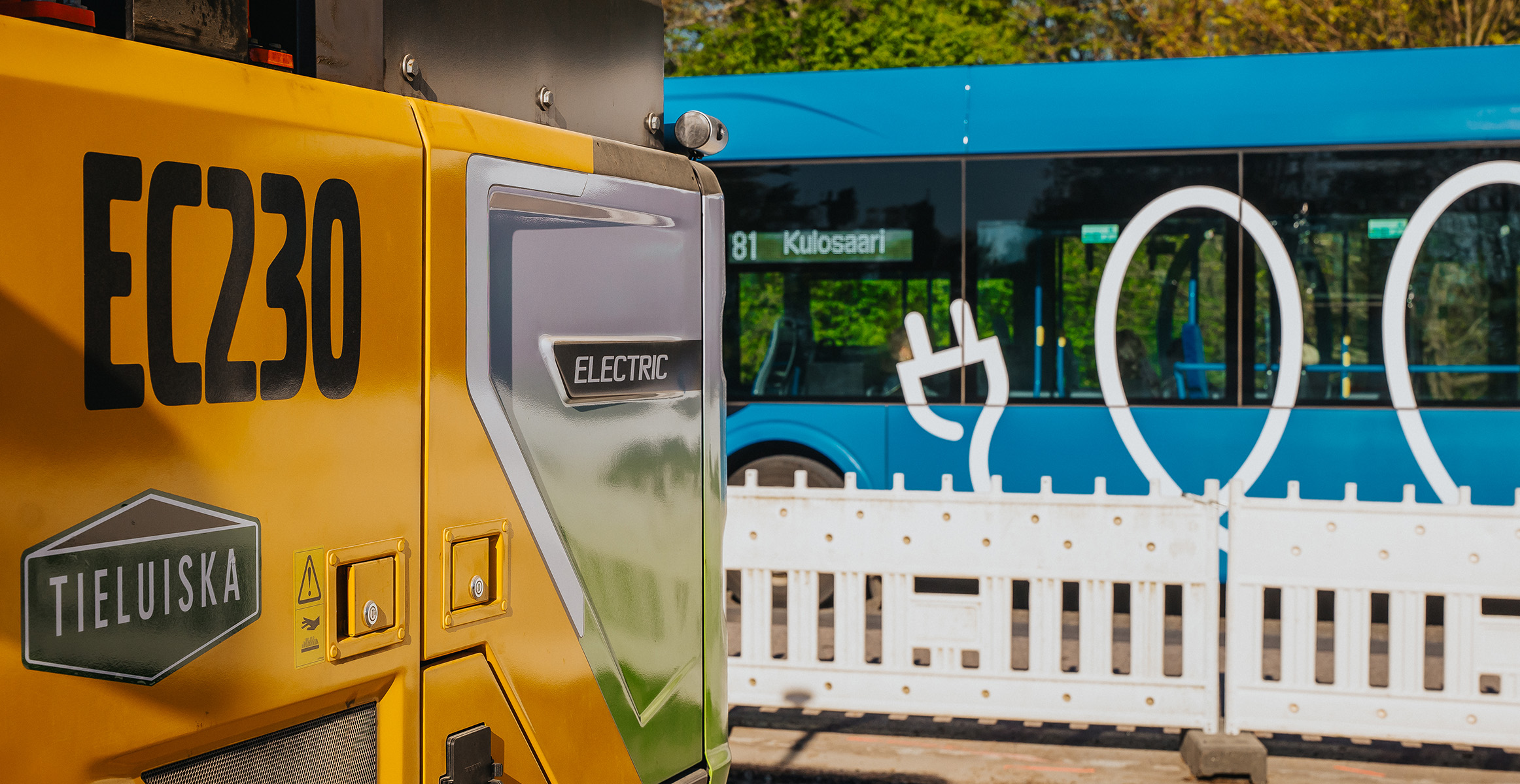 Electric excavator demonstrating long operating hours during urban construction work.