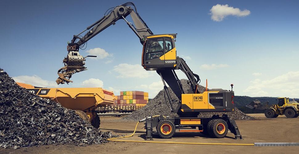 Volvo Construction Equipmentin sähköverkkoon yhdistetty EW240 Electric -materiaalinkäsittelykone