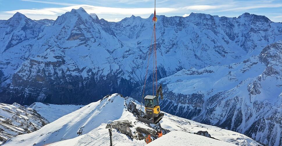 Koparka ECR25 Electric na wysokości 3000 metrów w miejscowości Schilthorn w Szwajcarii