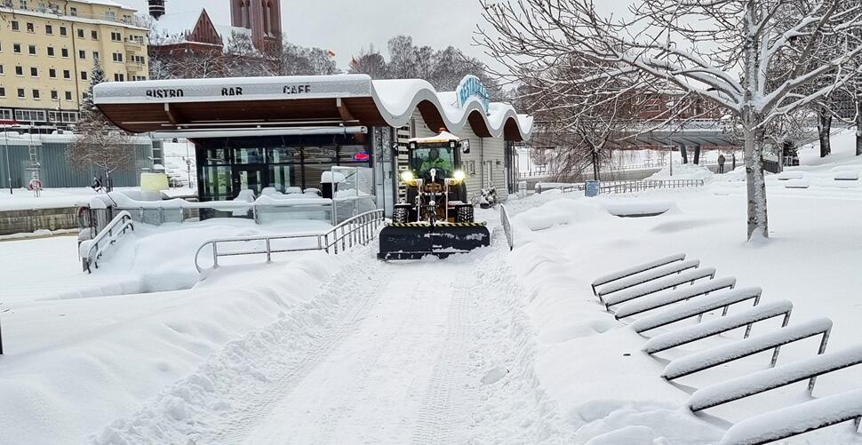 Usuwanie śniegu w miejscowości Sundsvall w środkowej Szwecji