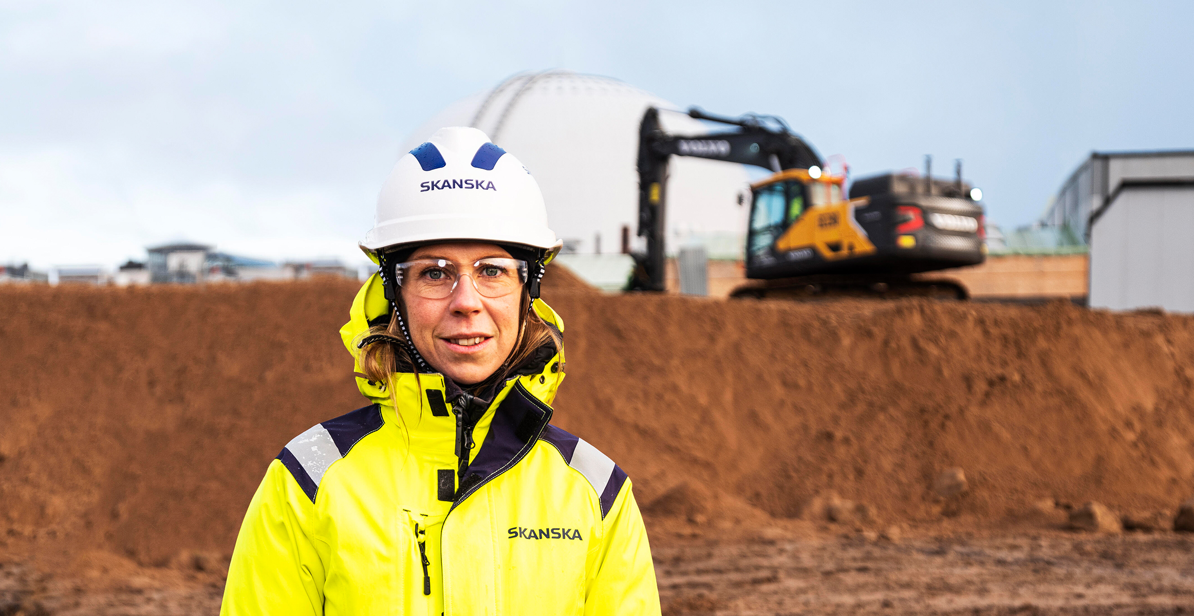 Skanska employee enjoying the benefits of renting electric construction machines.