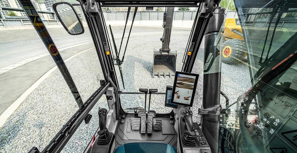 Dig Assist provides real-time machine information to operators on the Volvo Co-Pilot screen in the cab.
