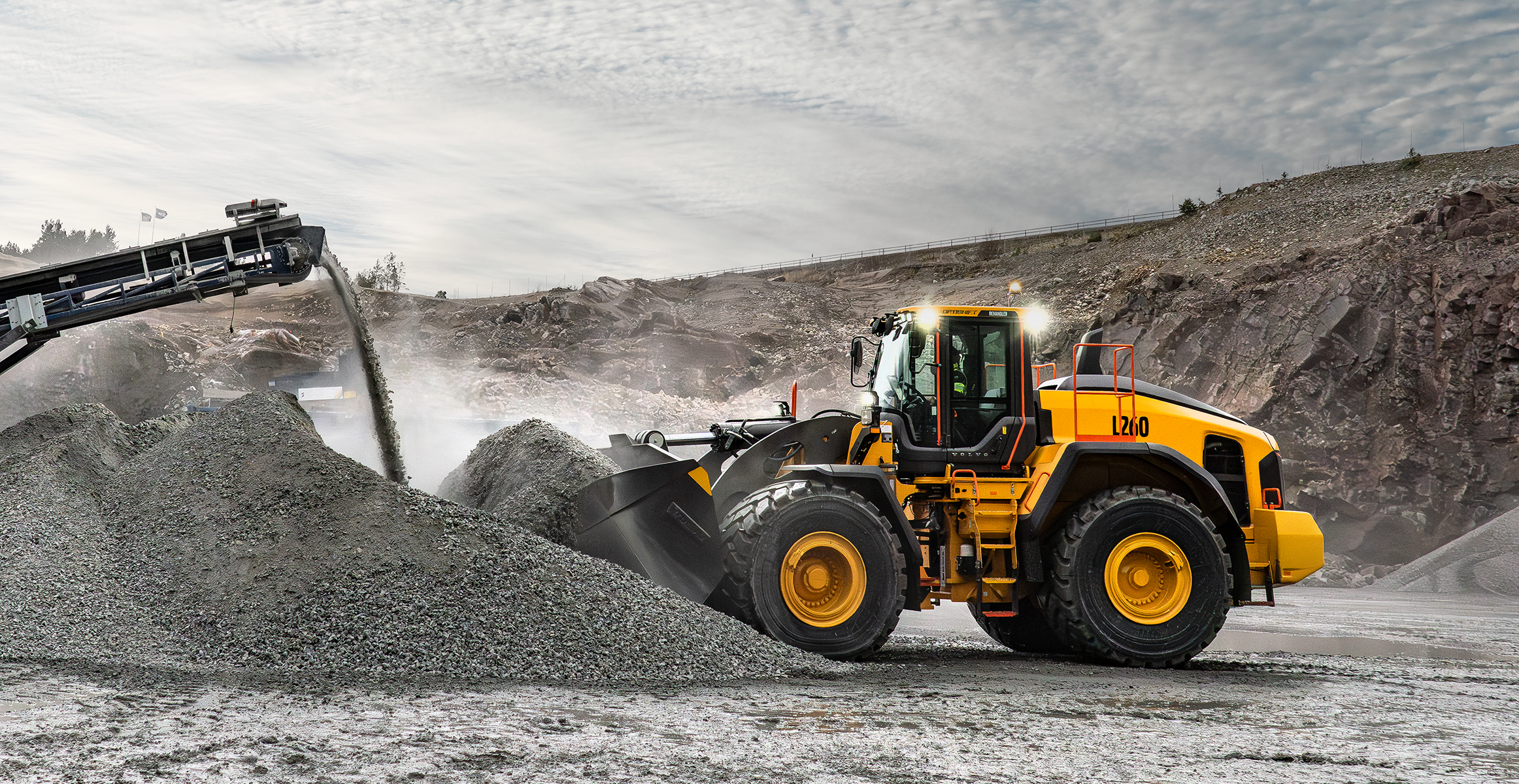 New generation Volvo L260 wheel loader efficiently loads gravel.