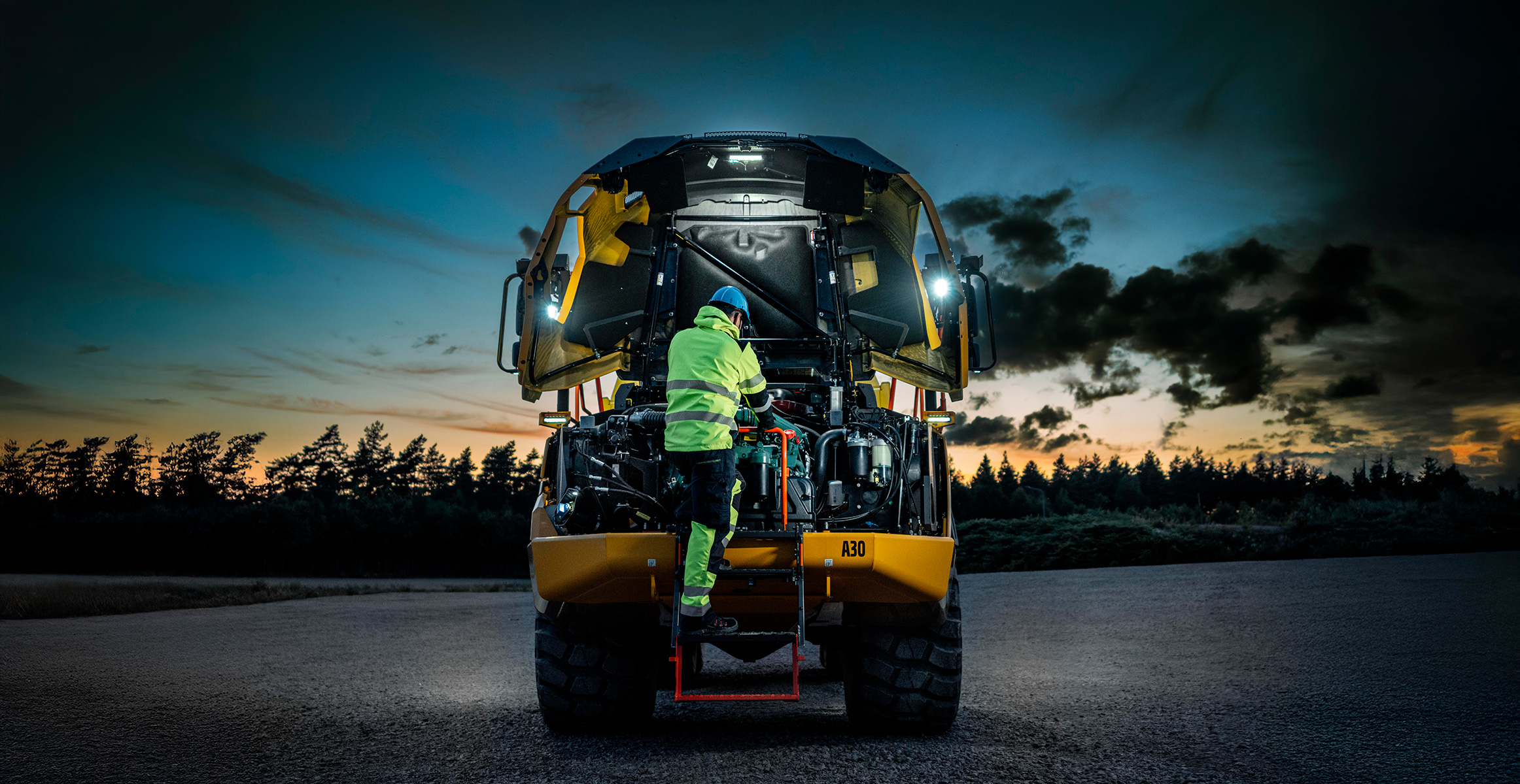En maskinförare som utför service på Volvos ramstyrda dumper.