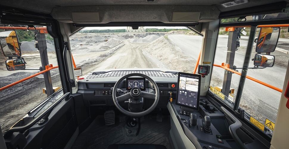 Inredning i hytten på en ramstyrd Volvodumper med god komfort och sikt för föraren.