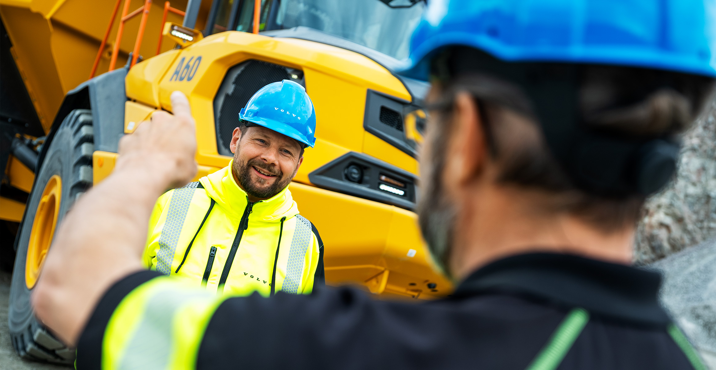 Lokal Volvo CE-återförsäljare demonstrerar en ramstyrd dumper.