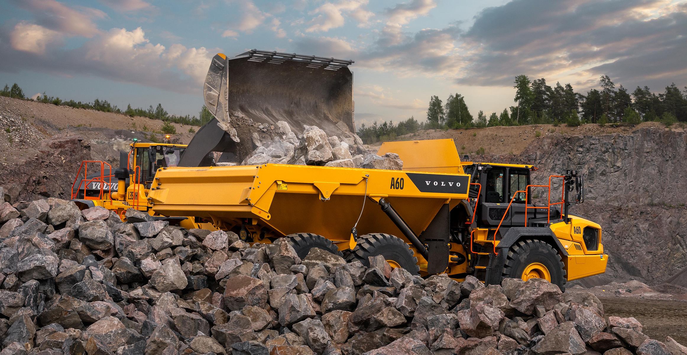 Volvos ramstyrda A60-dumper på 55 ton lastas med sten i ett stenbrott.