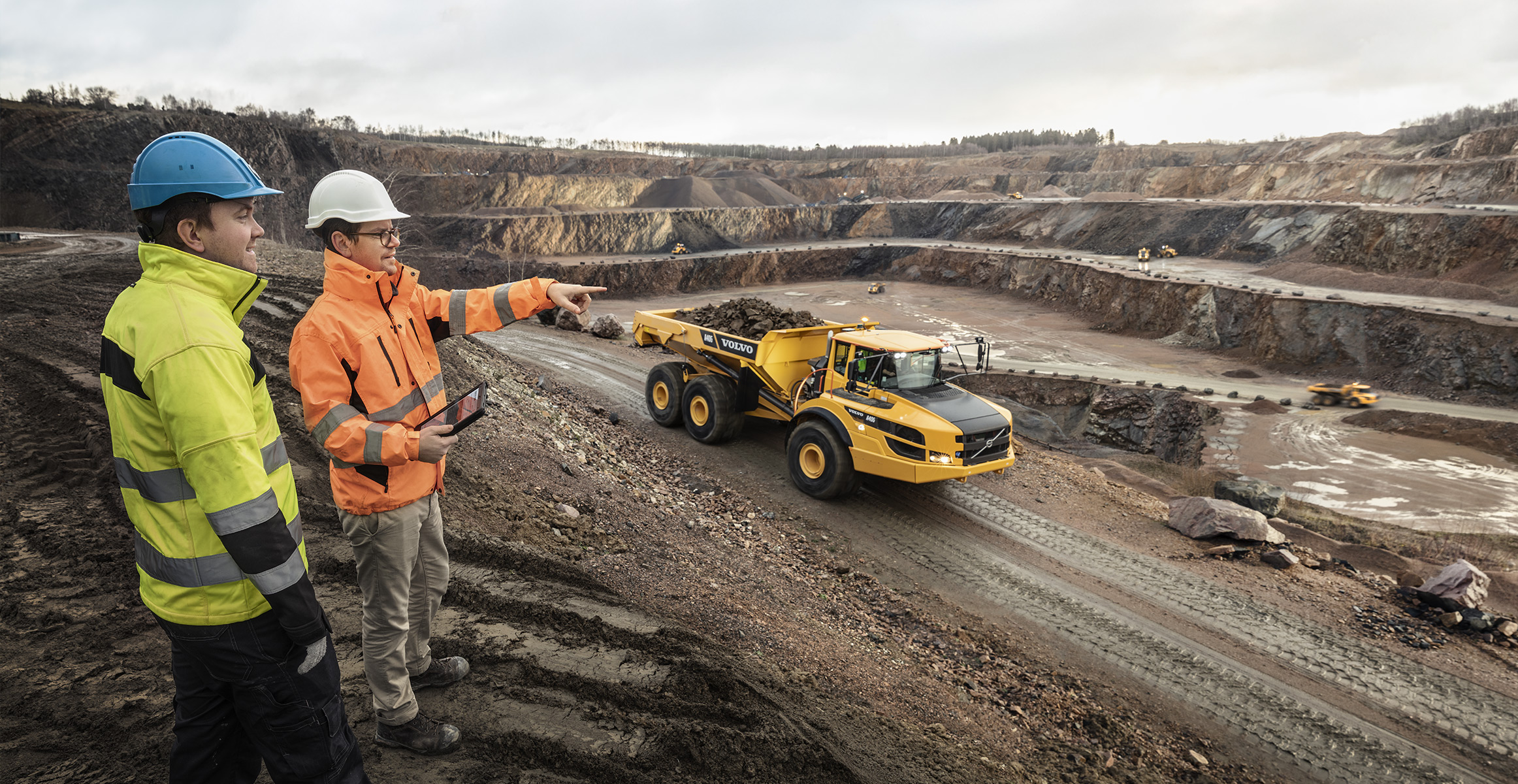 Specialister från Volvo Construction Equipment analyserar arbetsplatsens verksamhet med ramstyrda dumprar för att optimera maskinparkens prestanda.