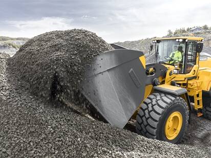 Cargadora de ruedas con implemento Volvo lo
