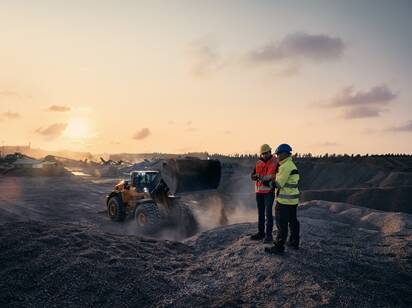 Программа компании Volvo CE по сокращению выбросов CO2 помогает клиентам добиться целей в отношении выбросов CO2 и прийти к углеродной нейтральности.