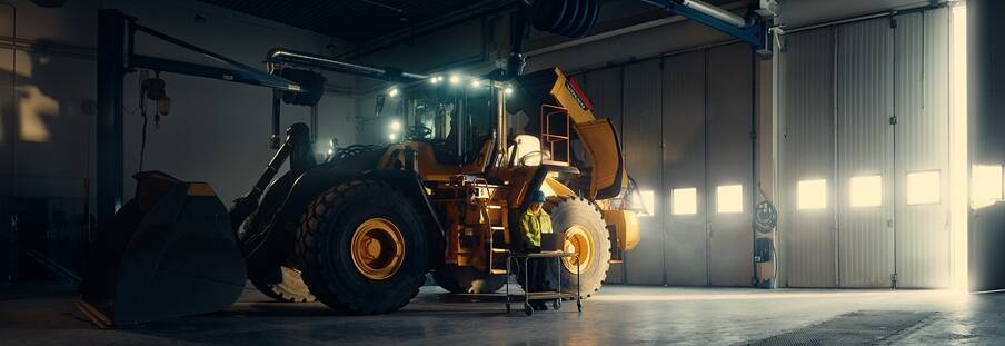 Специалистка по техническому обслуживанию колесного погрузчика Volvo L220H