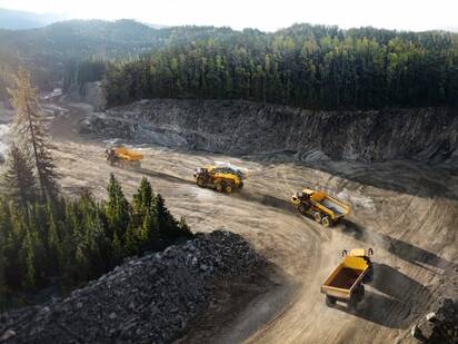 Rammestyrede dumpere fra Volvo, der kører på linje i et barskt miljø.