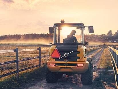 Eldriven hjullastare L25 Electric som arbetar i lantbruk