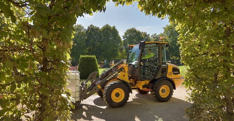 Electric wheel loader for sustainable landscaping