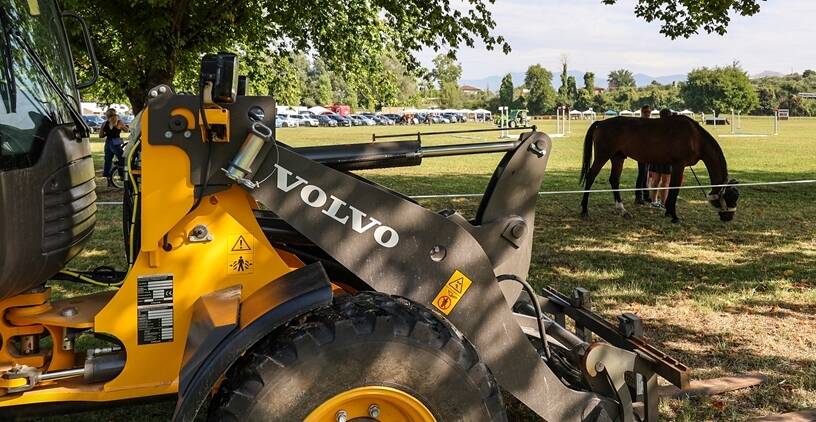 Electric wheel loader working with horses