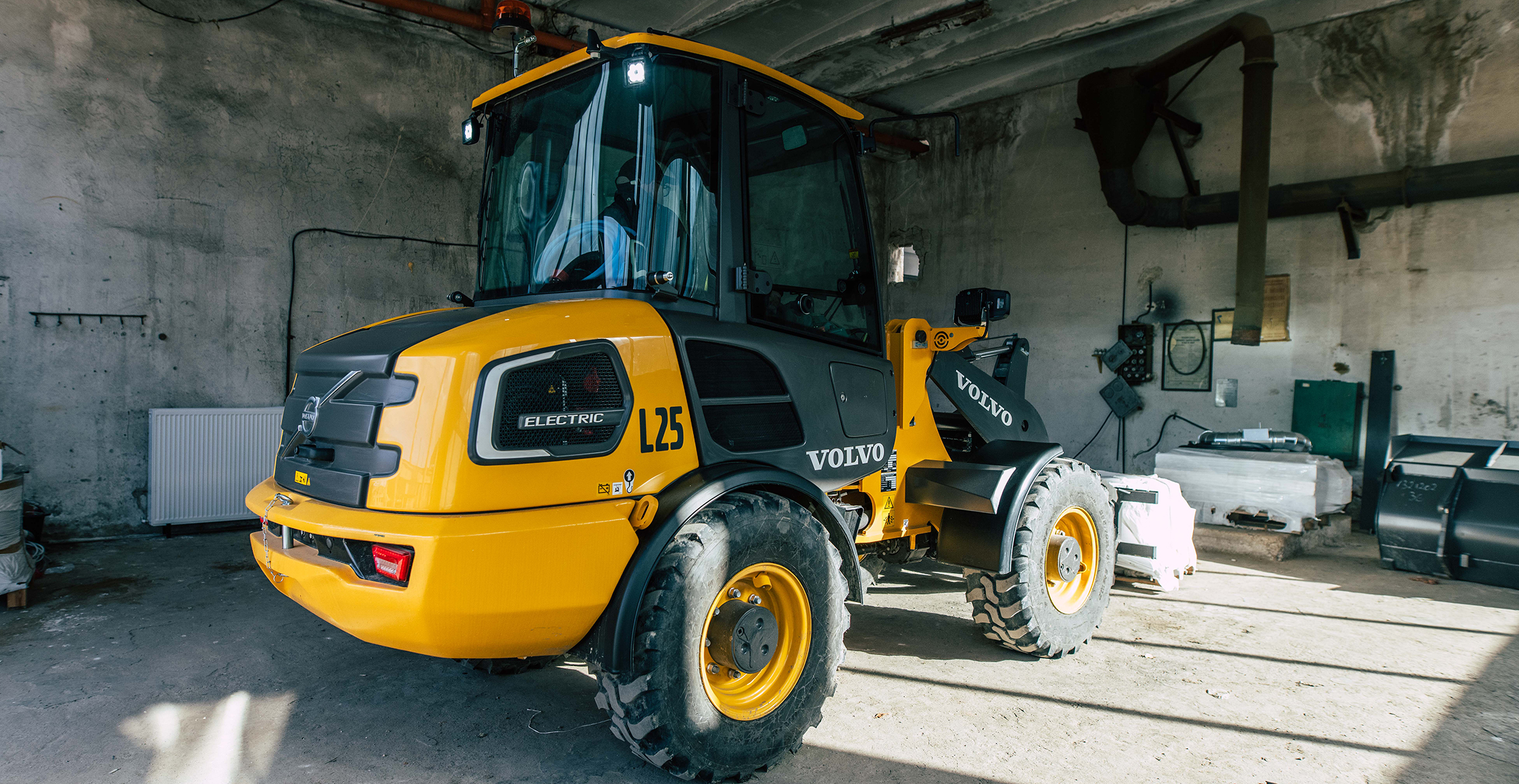 Indoor demolition with electric compact wheel loader