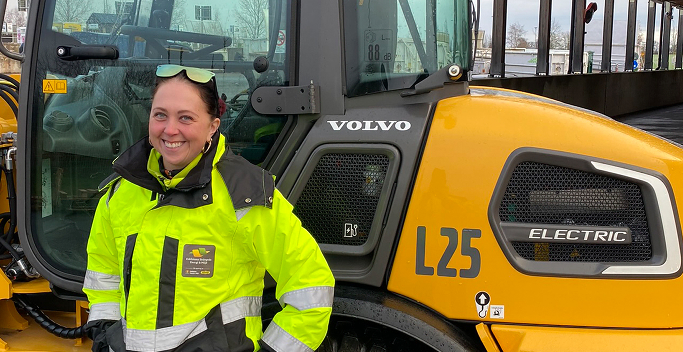 Amanda Sihvonen, Recycling worker, ReTuna working with L25 electric compact wheel loader.