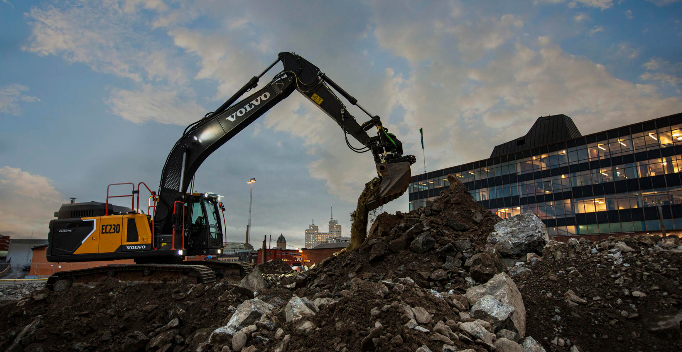 Electric midsize excavator working at Slakthusområdet