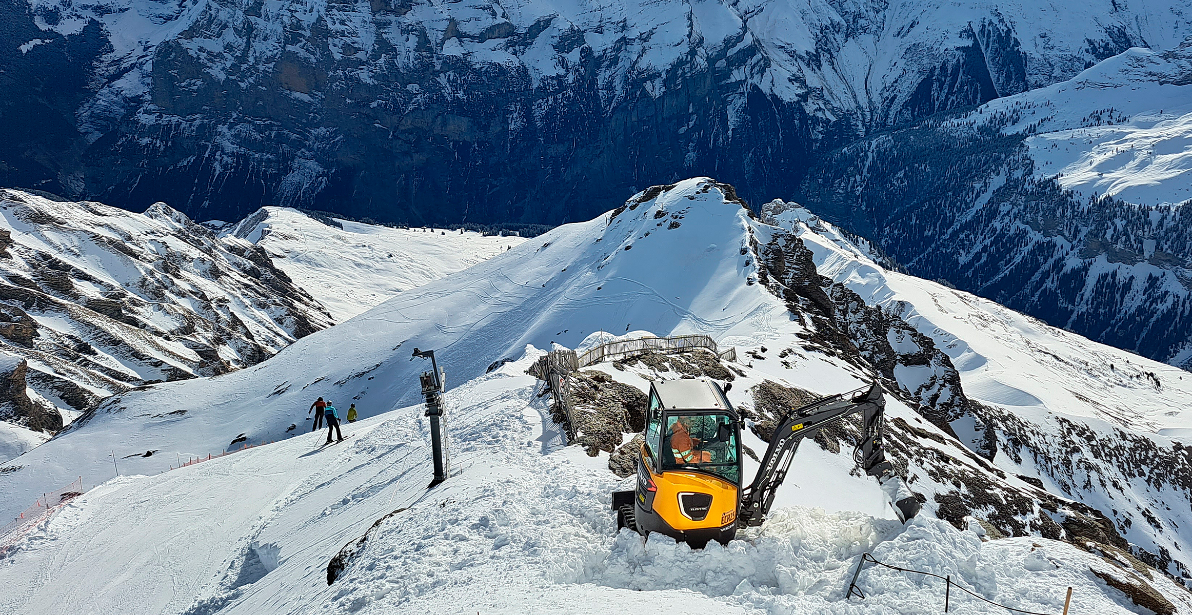 Electric excavator working at high altitude at Schilthorn