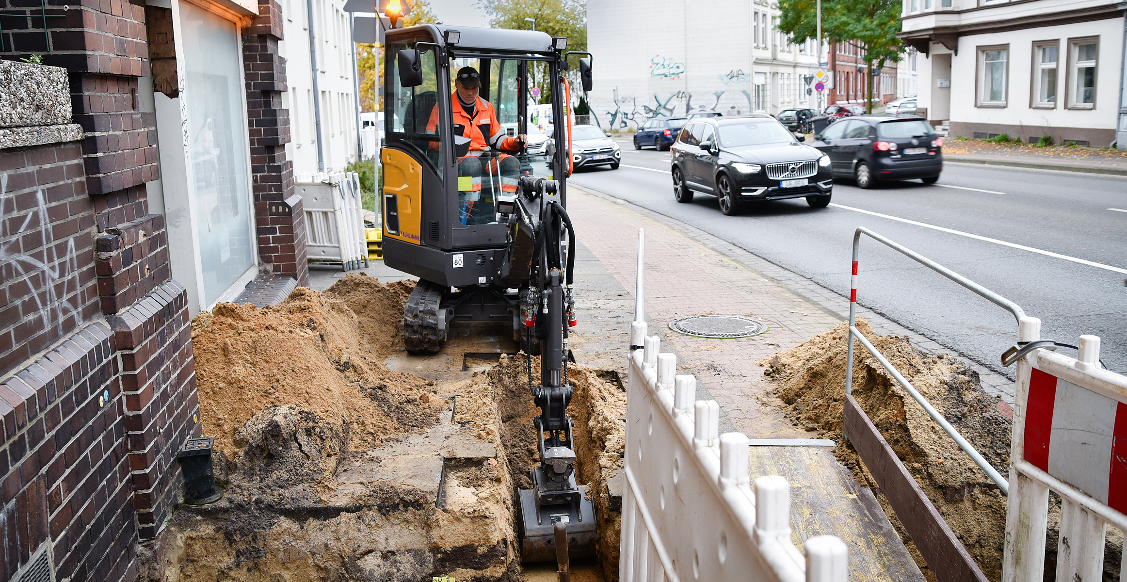 Volvo electric compact excavator in utility works