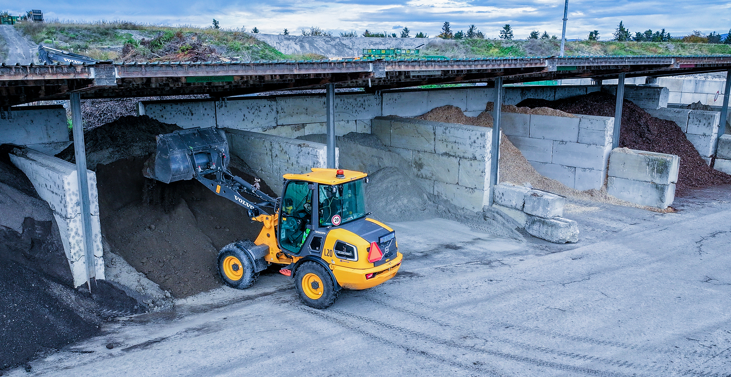 Electric wheel loader Volvo L20 working with waste and recycling