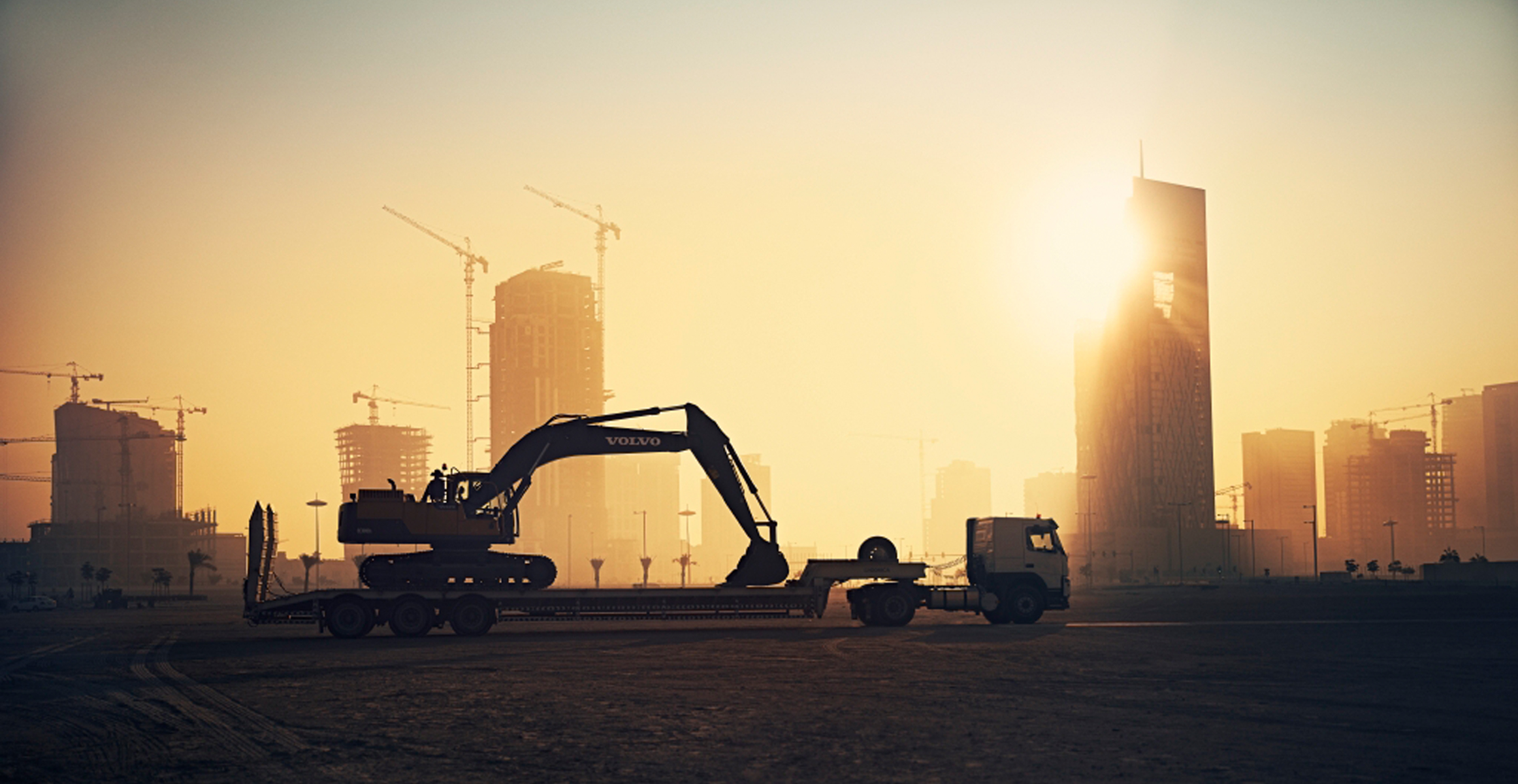 Volvo-machines-help-to-build-smart-city-in-the-desert-02-2324x1200