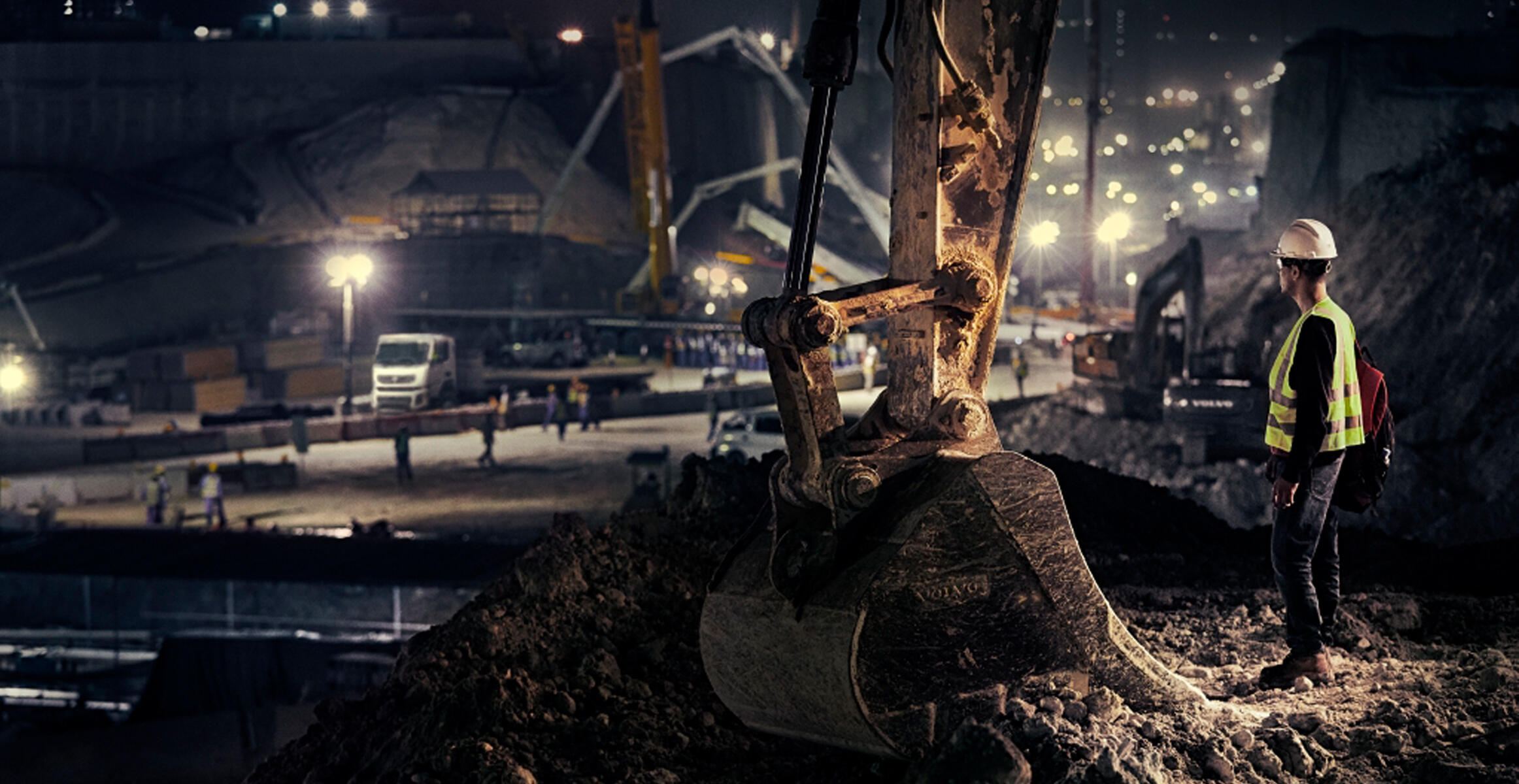 Volvo-machines-help-to-build-smart-city-in-the-desert-03-2324x1400